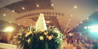 漂亮的婚礼蛋糕在盘子架上。