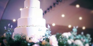 优雅的婚礼蛋糕装饰鲜花。