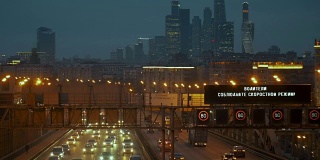 城市交通的高速公路上，映衬着摩天大楼