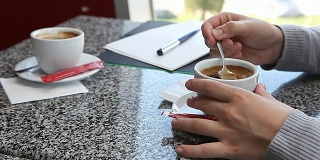 女人在咖啡馆喝咖啡，同时做笔记的日常计划业务议程