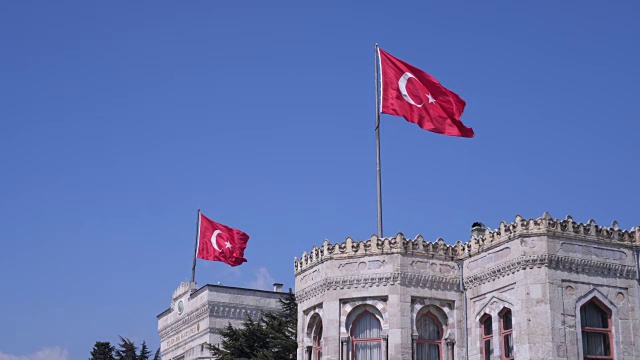 土耳其国旗在建筑物上飘扬
