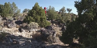 两个男人骑着山地车爬上沙漠中的岩石