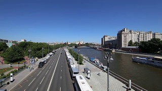莫斯科河和克里姆林宫(日)，莫斯科，俄罗斯——莫斯科最受欢迎的观点视频素材模板下载