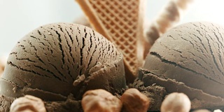 特写，巧克力冰淇淋旁边有榛子，上面有装饰