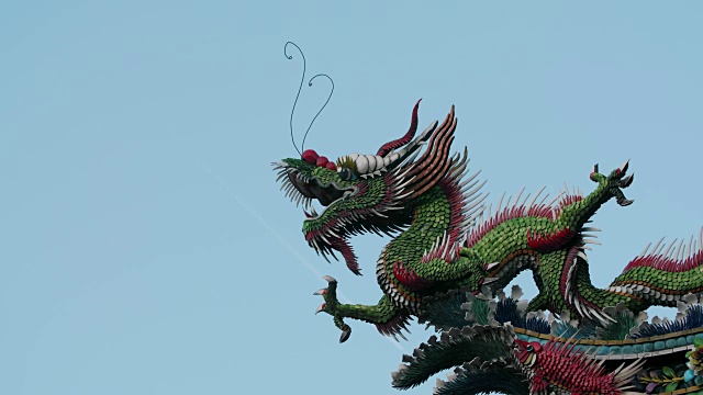 屋顶装饰雕塑以龙山寺的平面飞为背景