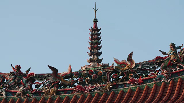 龙山寺屋顶装饰雕塑