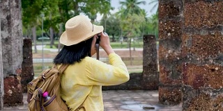 亚洲女游客漫步在泰国素可泰历史公园古塔寺庙泰国建筑。女性旅行者在休闲泰国服装风格访问城市概念