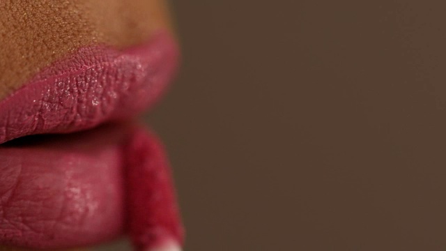 粉红色的嘴唇