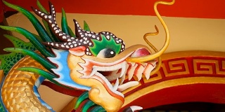 宗教色彩丰富的龙雕塑。神龛内装饰有中国传统风格的装饰物