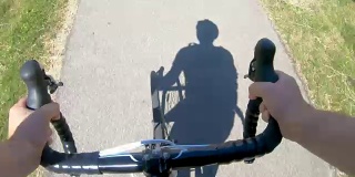 男人骑着自行车走向岔路口，自己选择前进的道路