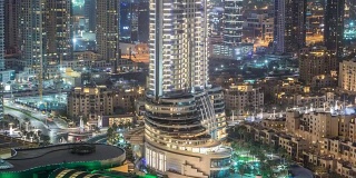 迪拜市中心的夜晚时光流逝。从上面俯视