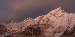 珠穆朗玛峰的晚霞