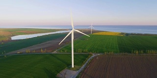 风力涡轮机和农业领域。能源生产与清洁和可再生能源。航拍