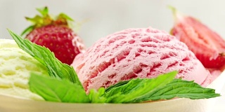 特写，香草和草莓冰淇淋装饰新鲜草莓和新鲜薄荷
