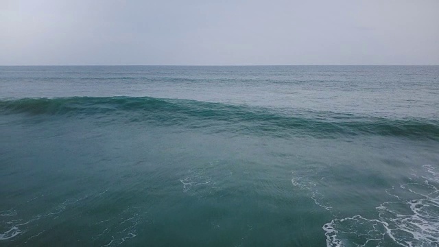 无人机飞越拍摄的大海浪与白色泡沫在惊人的深蓝色开放的海洋和天际线