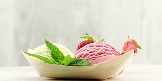 香草和草莓冰淇淋配上新鲜的草莓和薄荷