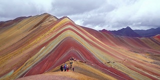 秘鲁5200米高的彩虹山