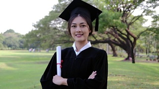 快乐的女研究生。迷人的亚洲年轻女士微笑。视频素材模板下载