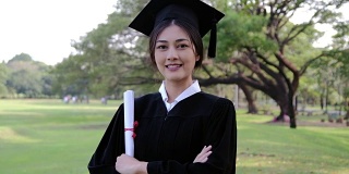 快乐的女研究生。迷人的亚洲年轻女士微笑。