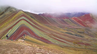 秘鲁5200米高的彩虹山视频素材模板下载