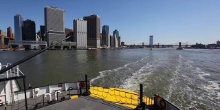 晴朗的一天，从渡轮上俯瞰曼哈顿下城