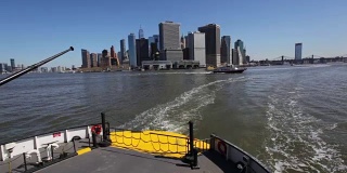 在晴朗的日子里航行纽约市的渡轮