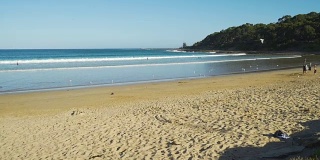 一个阳光明媚的夏日，澳大利亚的洛恩海滩