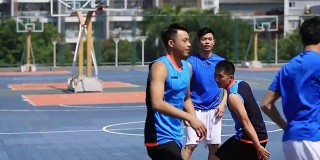 亚洲年轻人在户外打篮球