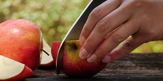 在木桌上切红苹果