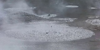 在新西兰罗托鲁阿沸腾的泥浆池的慢镜头