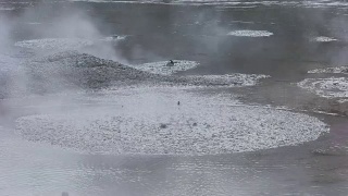 在新西兰罗托鲁阿沸腾的泥浆池的慢镜头视频素材模板下载