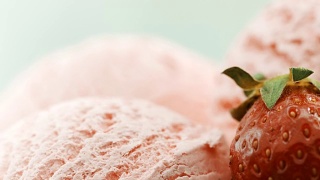 特写，草莓冰淇淋旁边点缀着新鲜的草莓视频素材模板下载