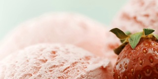 特写，草莓冰淇淋旁边点缀着新鲜的草莓