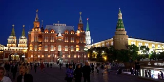 俄罗斯莫斯科红场。晚上沿着历史博物馆附近灯火通明的红场散步