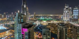迪拜市中心的城市景观有哈利法塔，灯光展示了空中的时间流逝
