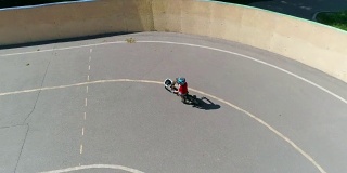 鸟瞰图的小男孩骑他的自行车在体育场