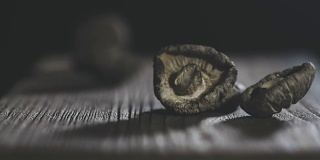 慢镜头:干蘑菇在乡村木材