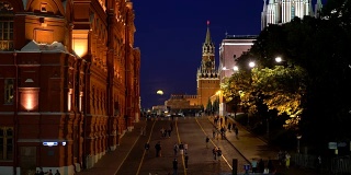 俄罗斯莫斯科红场。夜晚漫步在灯火通明的红场上