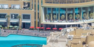 购物中心的阳台和喷泉池在迪拜，阿拉伯联合酋长国