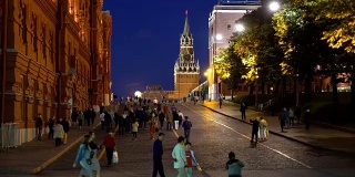 俄罗斯莫斯科红场。夜晚漫步在灯火通明的红场上