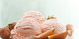 草莓冰淇淋旁边点缀着新鲜的草莓