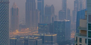 迪拜市中心大雾弥漫的早晨，从夜晚到白天的时间流逝