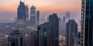 迪拜市中心大雾弥漫的早晨，从夜晚到白天的时间流逝