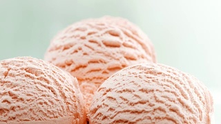 三个草莓冰淇淋球视频素材模板下载