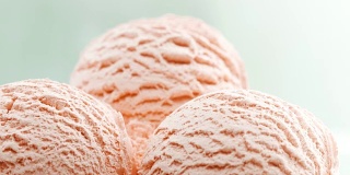 三个草莓冰淇淋球