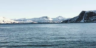 挪威特罗姆瑟附近的雪山和峡湾