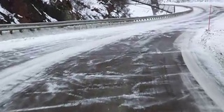 在挪威冰冻的街道/公路/高速公路上行驶(冬天)