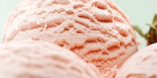 特写，草莓冰淇淋旁边点缀着新鲜的草莓