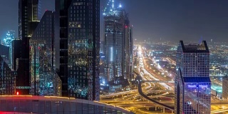 迪拜市中心的天际线夜景和谢赫扎耶德的道路交通，阿联酋