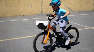 帅气的男孩在慢动作骑自行车时玩得很开心视频素材模板下载